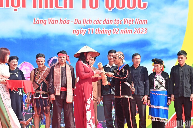 各民族代表向越南国家代主席武氏映春赠送礼品。