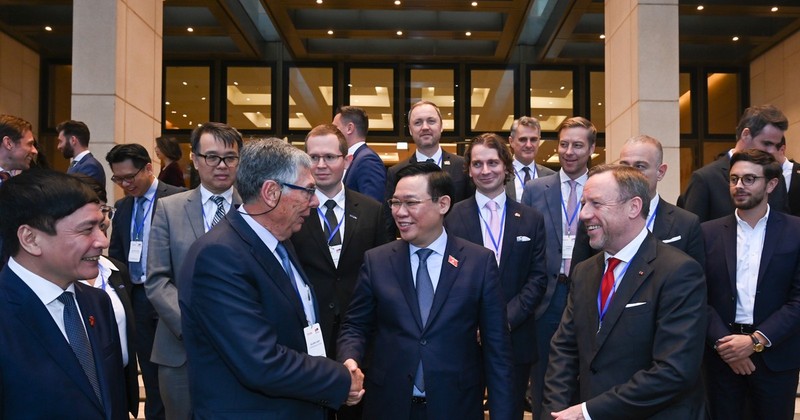 国会主席王廷惠和代表们交谈。