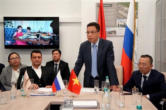 越南驻俄罗斯大使邓明魁在会上发布讲话。（图片来源：越通社）