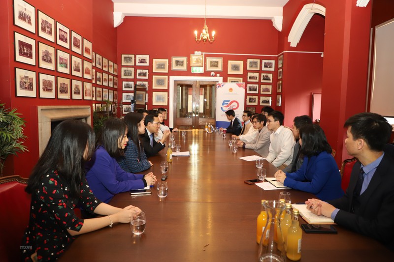越南驻英国大使阮黄龙造访剑桥大学。（图片来源：越通社）