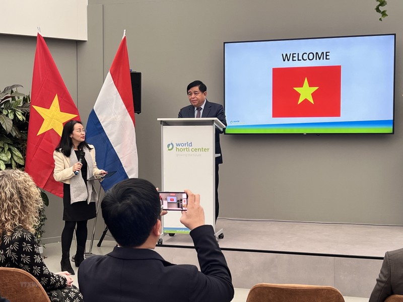 越南计划投资部部长阮志勇在荷兰世界园艺中心与其领导举行交谈。（图片来源：越通社）