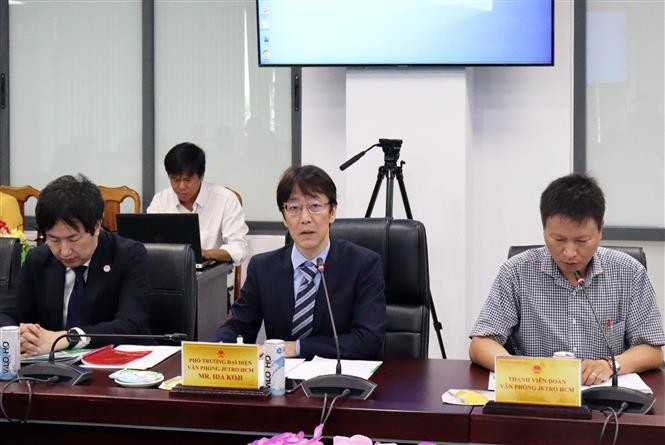 日本贸易振兴机构驻胡志明市代表处副首席代表井田浩司在会谈上发言。（图片来源：越通社）