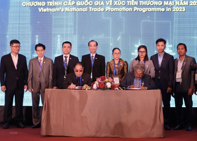 越南腰果协会与柬埔寨腰果协会签署仪式。（图片来源：越通社）