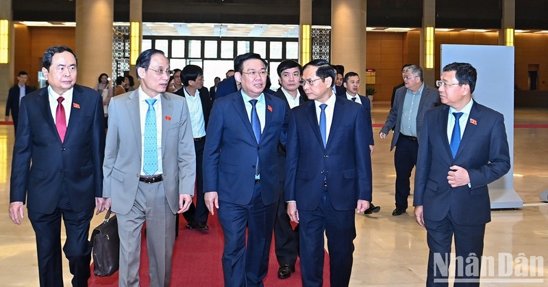 越南国会主席王廷惠，国会常务副主席陈青敏和与会代表。