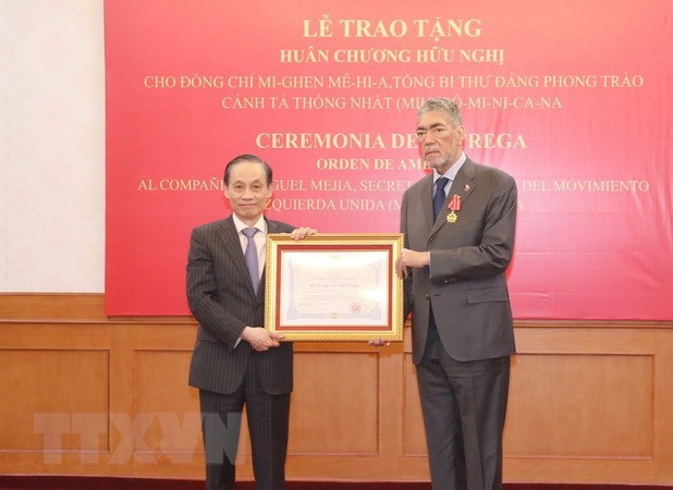米格尔·梅希亚总书记对此访期间荣获越南社会主义共和国的友谊勋章。（图片来源：越通社）