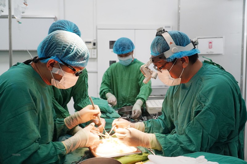 大水镬医院的器官移植团队为患者进行肾脏移植手术。（图片来源：越通社）