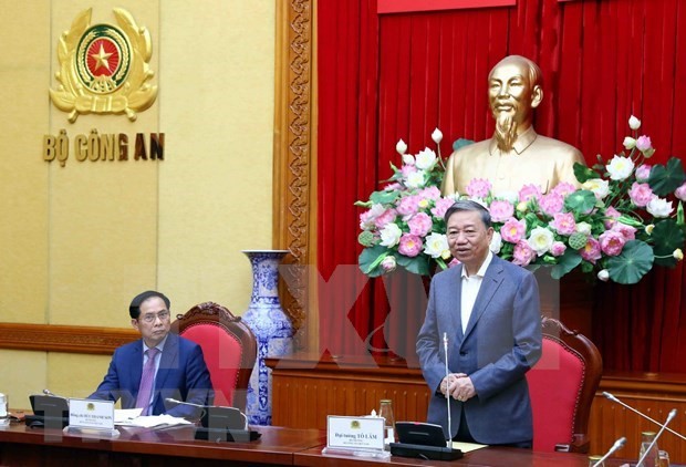 越共中央政治局委员、公安部部长苏林大将发表讲话。（图片来源：越通社）
