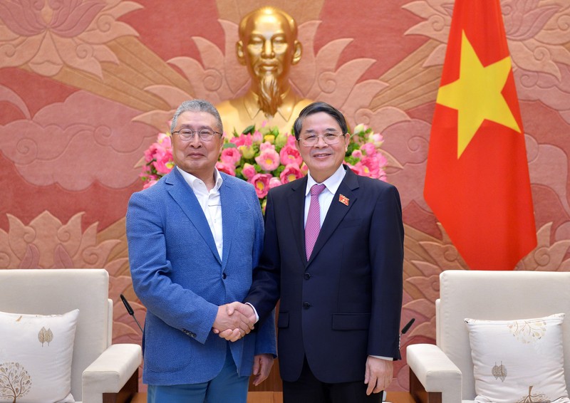 越南国会副主席阮德海与韩国越南友好协会主席李辛贾。（图片来源：国会官网）
