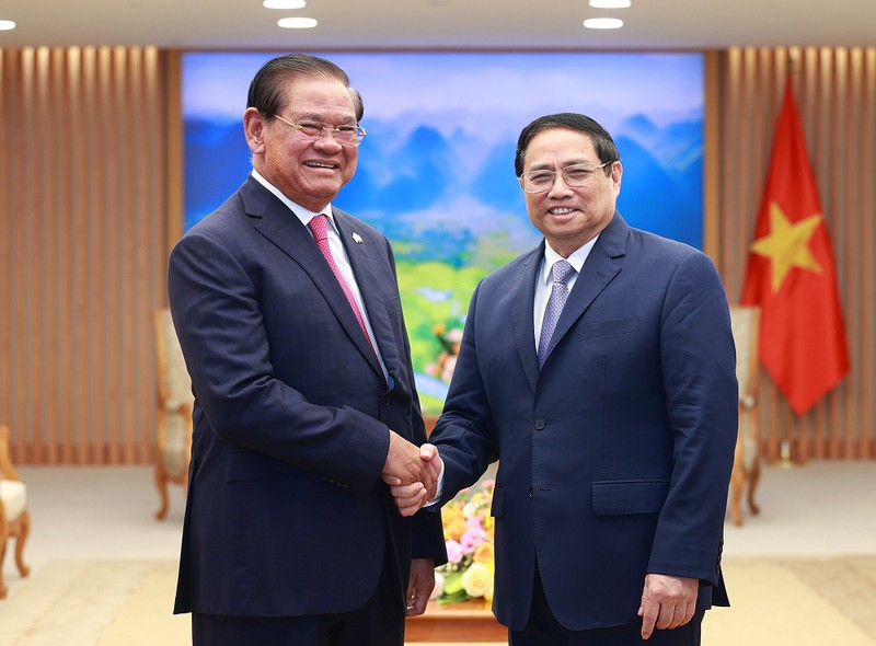 政府总理范明正会见柬埔寨王国副首相兼内政部大臣韶肯。（图片来源：VGP）