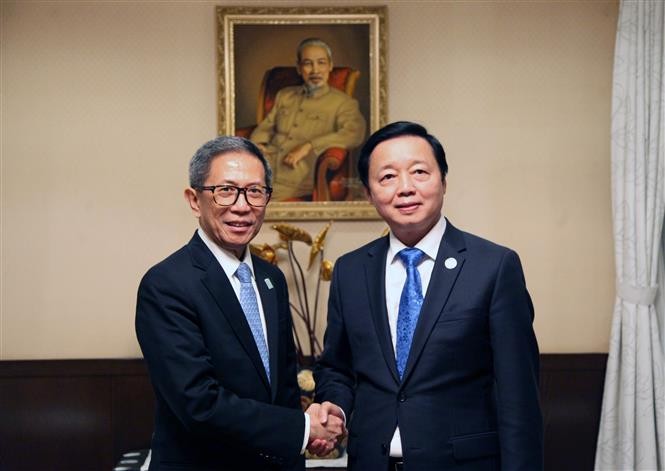 越南政府副总理陈红河（右）与菲律宾能源部长拉斐尔·洛蒂拉。（图片来源：越通社）