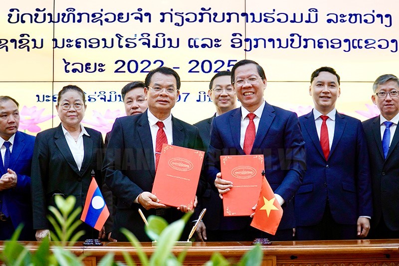 胡志明市与老挝华潘省签署合作谅解备忘录。