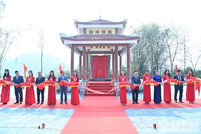 《人民报》社与宣光省领导出席遗迹纪念碑屋揭牌仪式。