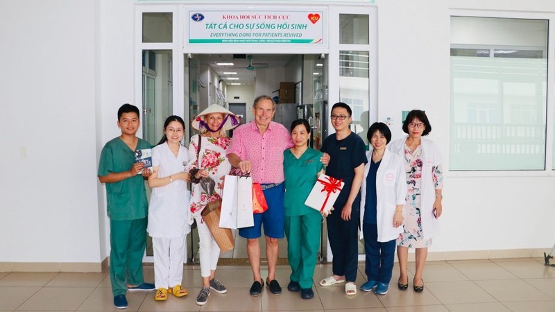 迪克森·约翰·加思先生和珊·科拉莉·巴克女士已经返回越南，对这里的医护人员表达谢意。