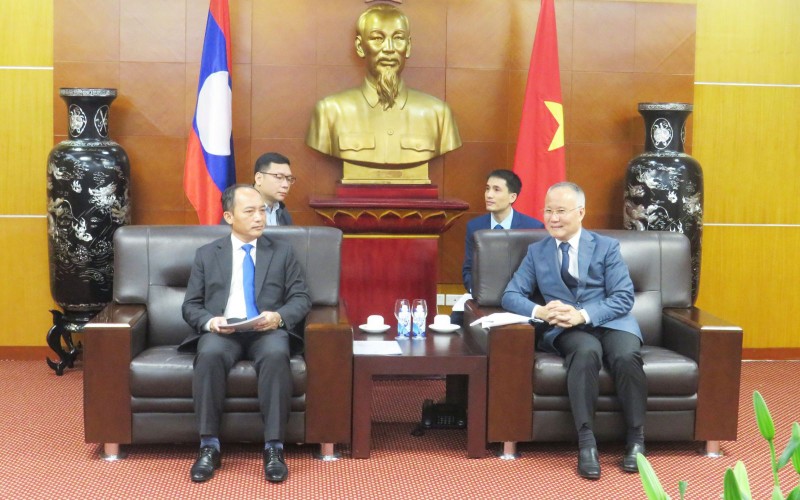 越南工贸部副部长陈国庆会见老挝工贸部副部长本腾•当沙万。（图片来源：越通社）