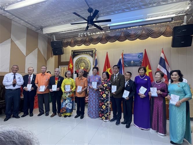 前越南国家副主席张美华向旅居泰国乌隆府越南人协会和33名旅居乌隆府越南人颁发会员证书。（图片来源：越通社）