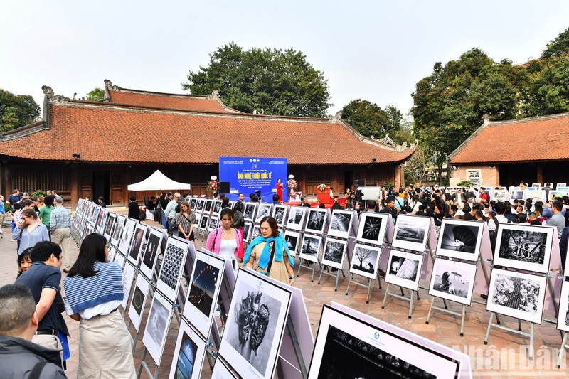第12届越南国际艺术摄影大赛摄影展吸引众多观众前来参观。