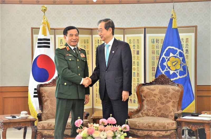 韩国总理韩德洙会见越南国防部长潘文江。（图片来源：越通社）