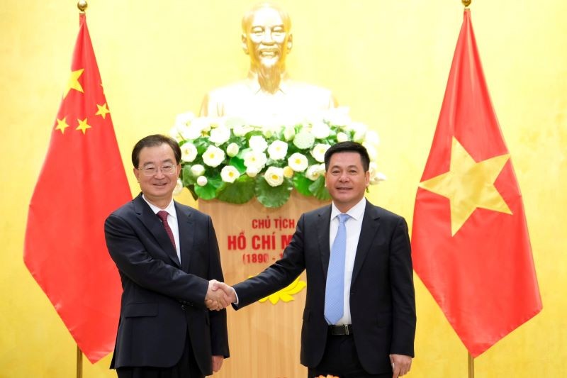 越南工贸部部长阮鸿延与云南省委书记王宁握手。（图片来源：工贸部）