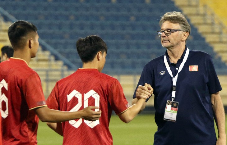 越南U23球队主教练菲利普·奥马尔·特鲁西埃在比赛结束后与越南球员握手。（图片来源：越南足协）