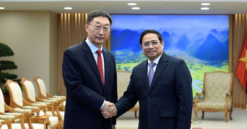 越南政府总理范明正和中国广西壮族自治区党委书记刘宁握手。