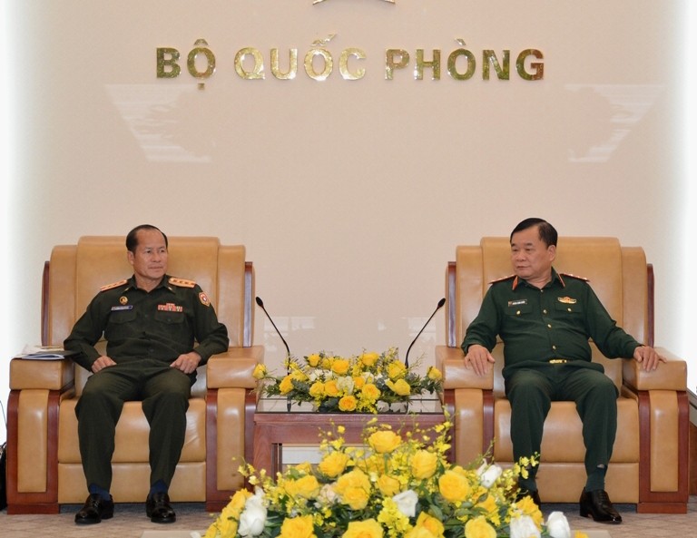 黄春战上将会见老挝人民军队总参谋部化学局局长Thiem Homsana大校。（图片来源：人民军队报）