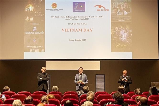 越南驻意大利大使杨海兴在开幕式上发表讲话。（图片来源：越通社）