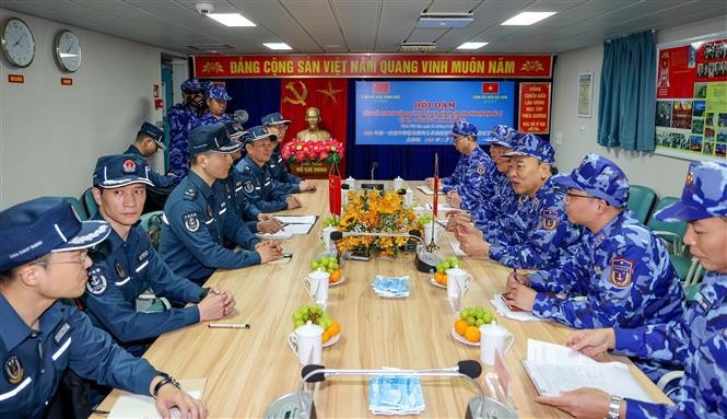 越中两国海警举行会谈。（图片来源：越通社）