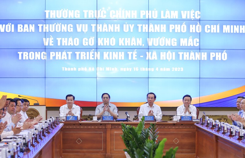 政府总理范明正主持政府常务委员会和胡志明市市委常委会之间工作会谈。（图片来源：VGP）