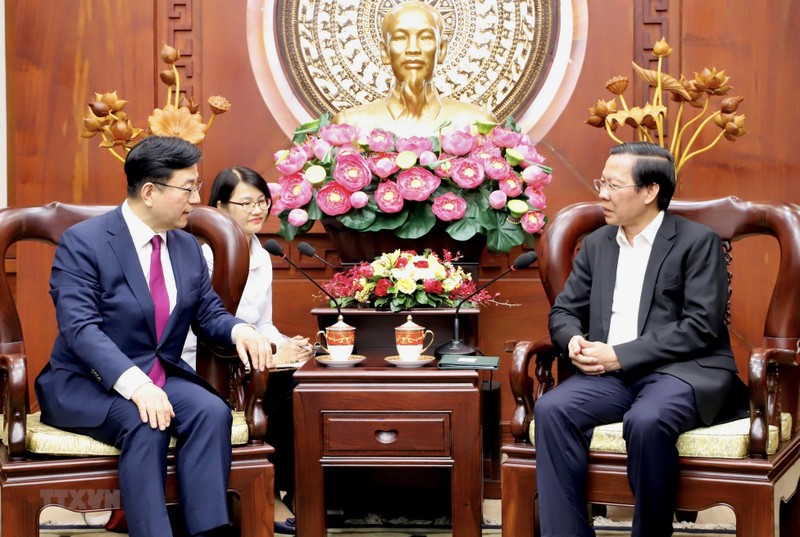 胡志明市人民委员会主席潘文买会见韩国首席执行官会议理事长朴奉圭。（图片来源：越通社）