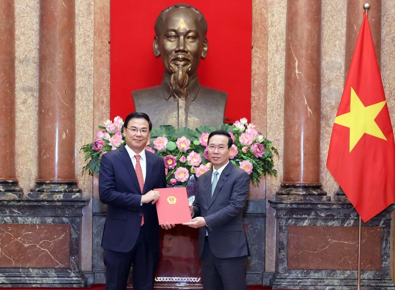 越南国家主席向越南驻日本大使颁发任命书。（图片来源：越通社）