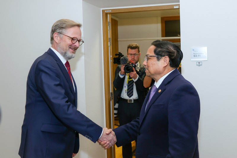 越南政府总理范明正在东盟-欧盟峰会期间会见捷克总理彼得·菲亚拉。（图片来源：VGP）