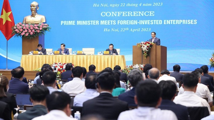 越南政府总理与外国投资者见面会。