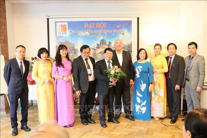 越南驻德国大使馆领导与十月文艺俱乐部新一届领导合影。（图片来源：越通社）