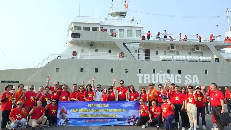 2023年越南侨团探访长沙岛县军民和海上高脚屋DK1之旅圆满结束。（图片来源：先锋报）