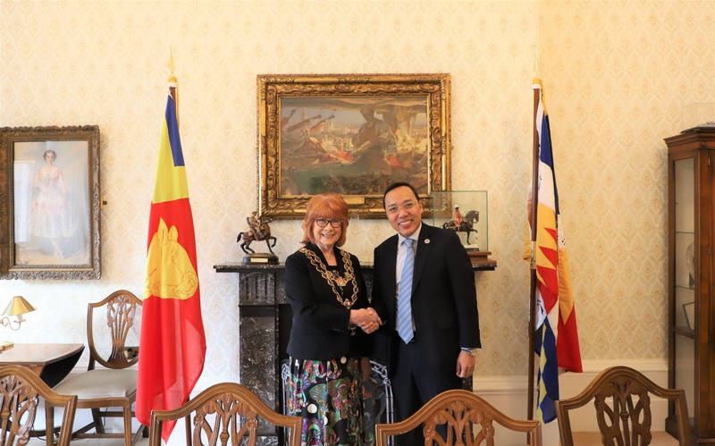 越南驻英国大使阮黄龙（右）与英国伯明翰市市长莫林·康沃尔。（图片来源：越通社）