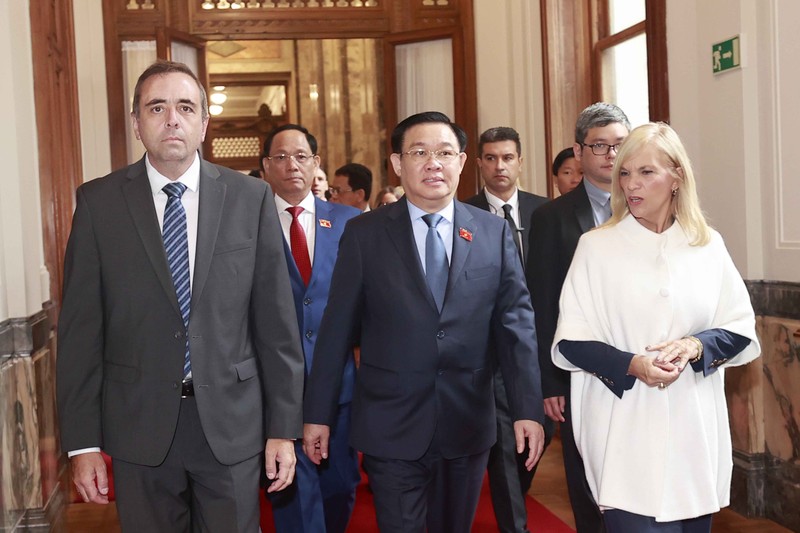 越南国会主席王廷惠与乌拉圭参议长贝亚特里斯·阿希蒙、众议长安杜哈尔。（图片来源：国会官网）