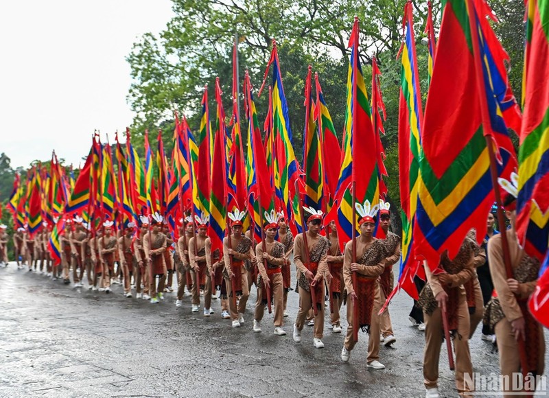 100名青年身着古装代表，高举庙会旗帜，展现雒鸿血脉的旺盛生命力。