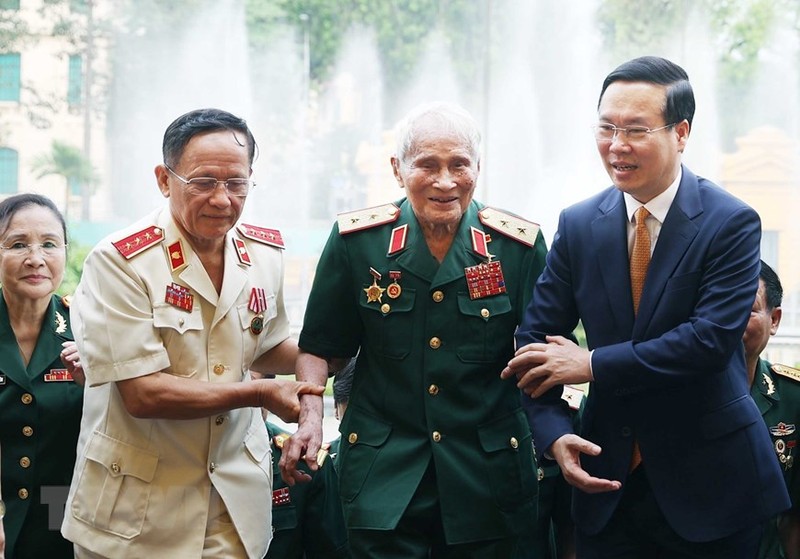 越南国家主席武文赏亲切会见第三军团B3西原阵线联络委员会代表团。（图片来源：越通社）