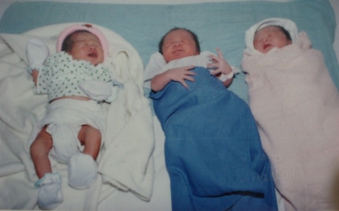 1998年4月30日晚，刘雪珍、梅国宝和范祥兰诗在胡志明市大水镬医院医生的怀抱中出生。（图片来源：胡志明市大水镬医院）