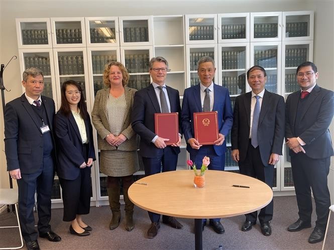 双方签署海牙国际法学院与越南外交部关于为越南培训国际法专家的谅解备忘录。（图片来源：越通社）