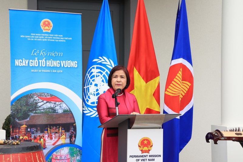 越南常驻日内瓦代表团团长黎氏雪梅大使在仪式上发表讲话。（图片来源：越通社）