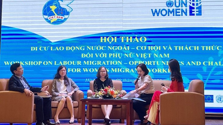 题为“出国务工——越南妇女的机遇和挑战”研讨会。（图片来源：VOV）