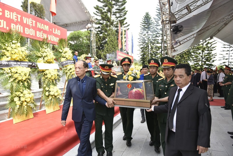 河静省为在老挝牺牲的10名烈士举行追悼会。（图片来源：越通社）