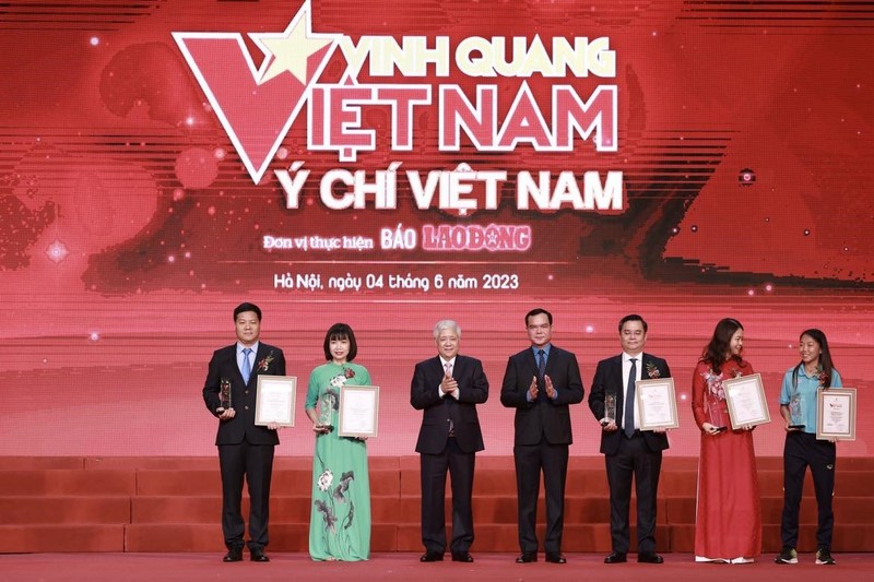 越南劳动总联合会主席阮廷康、 越南祖国阵线中央委员会主席杜文战向各组织和个人颁发“光荣越南”奖项和证书。（图片来源：越通社）