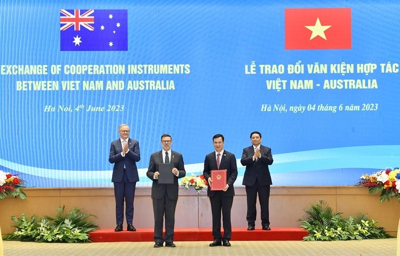 越南政府总理范明政与安东尼·阿尔巴尼斯年总理见证两国合作文件签署仪式。（图片来源：越通社）