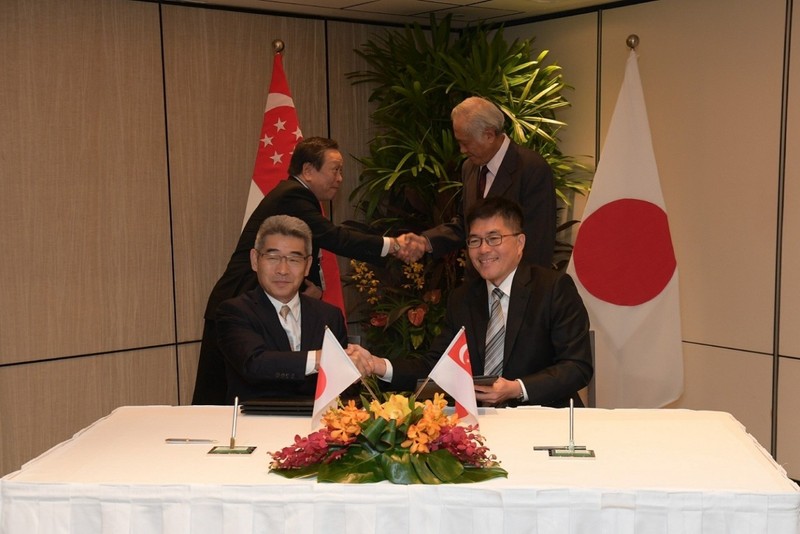 新加坡大使石川浩二与新加坡国防部副部长王赐吉签署协议。（图片来源：MINDEF Singapore）