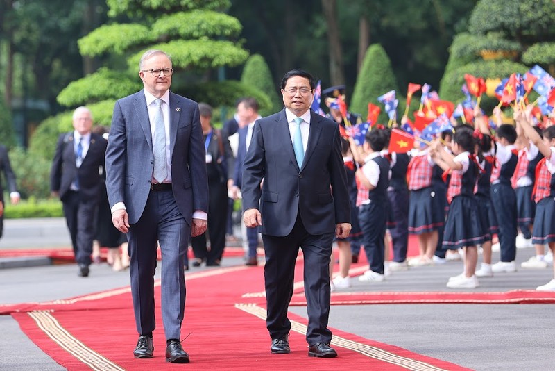越南政府总理范明正欢迎澳大利亚总理阿尔巴尼斯访越。