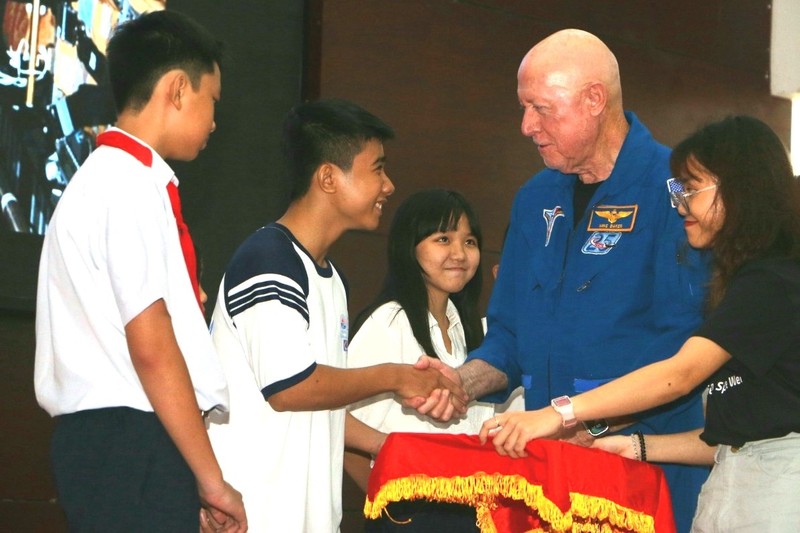 前美国海军舰长迈克尔向学生们赠送礼物。