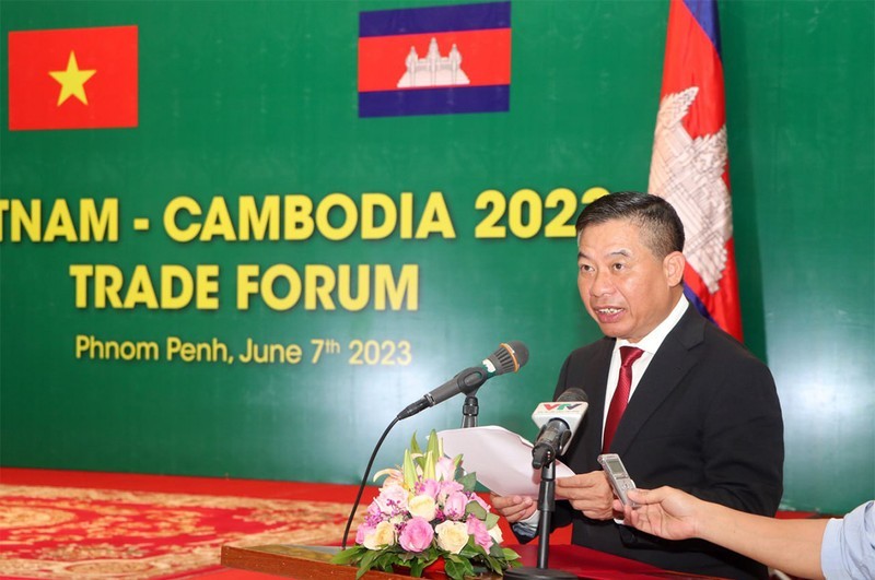 南驻柬埔寨大使阮辉僧发表讲话。