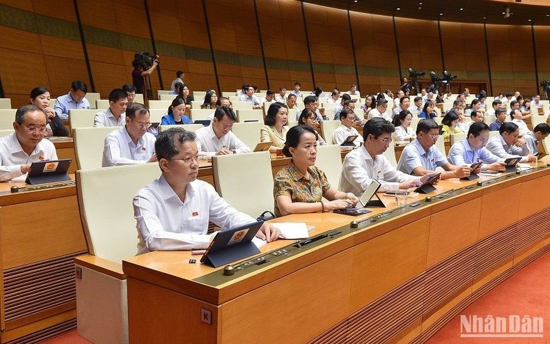 国会代表6月9日出席会议。